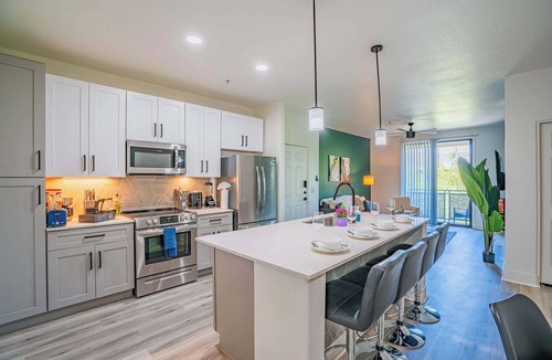 Glendale Sports and Entertainment District Apartment | Modern Westgate Condo | Pool, HotTub, Gym &Parking