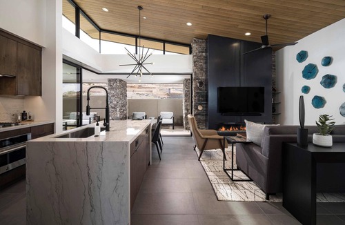 Goldie Brown Pinnacle Peak Ranch Cabin | Mountain House Lodge at Sereno Canyon