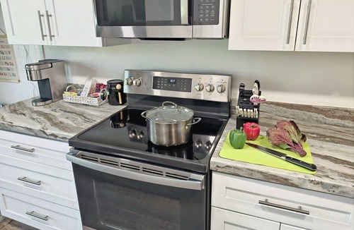 Flagstaff Villa | Mountain View Retreat ~Deck +grill! ~Jacuzzi Tub!