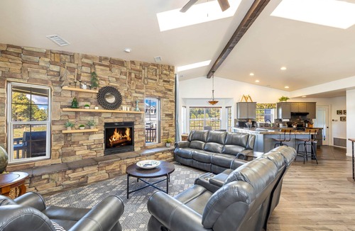 Mountainaire House | Mountainaire Meadows Retreat with AC bordering forest!