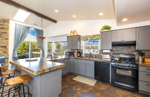 Mountainaire House | Mountainaire Meadows Retreat with AC bordering forest!