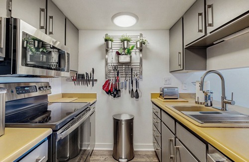 Camelback East Apartment | Mtn-view Balcony: Condo 6 Mi to Dtwn Phoenix