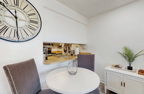 Camelback East Apartment | Mtn-view Balcony: Condo 6 Mi to Dtwn Phoenix