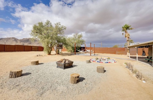 Joshua Tree Cottage | Mtn-view Home w/Hot Tub: 8 Mi to Joshua Tree!