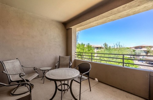 North Scottsdale Condo | N Scottsdale 2bed/2bath Fully Furnished Condo with Pool and Workout.