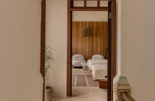 Zona Centro Apartment | Narrativ Lofts - Lira - Mid Century Cozy Retreat