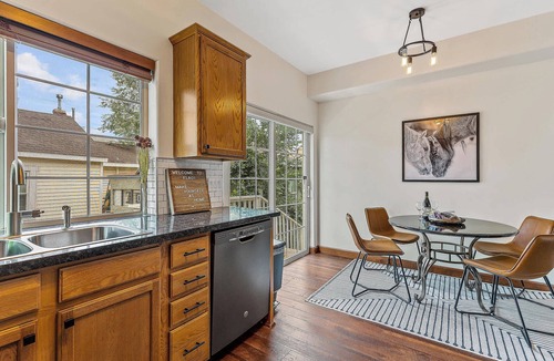 Southside House | NAU/DT | Elevated 2 bdrm | AC | Dog Friendly