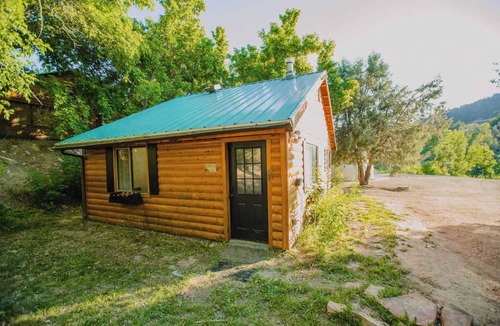 Glendale Cabin | Near National Parks, hot tub & sauna. Sleeps 30