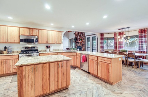 Pinetop House | Near Woodland Lake Park: Cabin w/Serene Deck!
