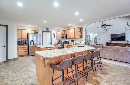 Pinetop House | Near Woodland Lake Park: Cabin w/Serene Deck!