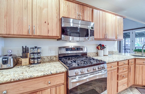 Pinetop House | Near Woodland Lake Park: Cabin w/Serene Deck!