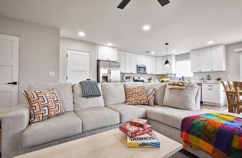 South Mountain House | New 2025 Modern Home, Ice-Cold A/C, 8 Min to Sky Harbor, Sleeps 6