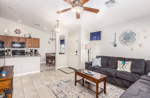 Circle Cross Ranch House | *NEW* 3 Bedroom w/den! 5 Queen beds! Heated Private Pool!