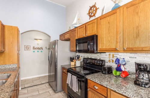 Circle Cross Ranch House | *NEW* 3 Bedroom w/den! 5 Queen beds! Heated Private Pool!