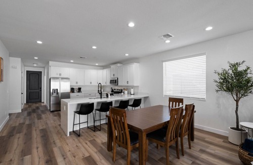 Cactus Heights House | New 4BR + Bunk Room | Mountain Views + Fire Pit