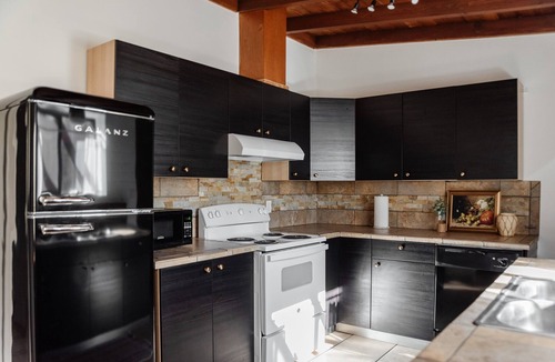 Campus Farm House | NEW: Charming Desert Abode! Centrally located, near UofA & downtown Tucson