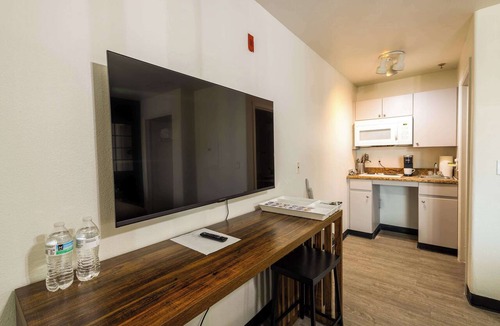 Tolleson Apartment | New! Cozy Studio | Fast WiFi & Work Desk