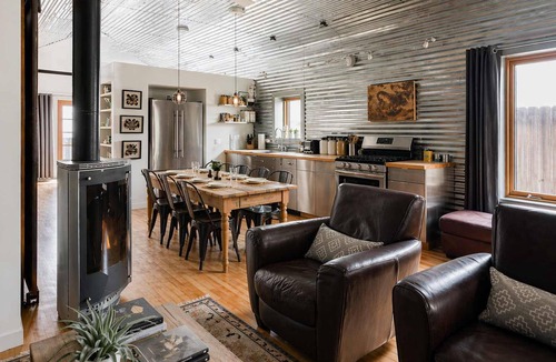 Southside House | NEW! | DT Flag | AC | Hot Tub | Off-Street Parking