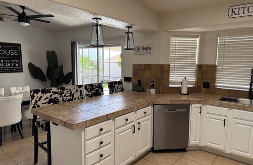 Lake Havasu City House | NEW luxury Heated Pool & Spa ~Boat Parking ~5 minutes to Lake ~Walk to Downtown