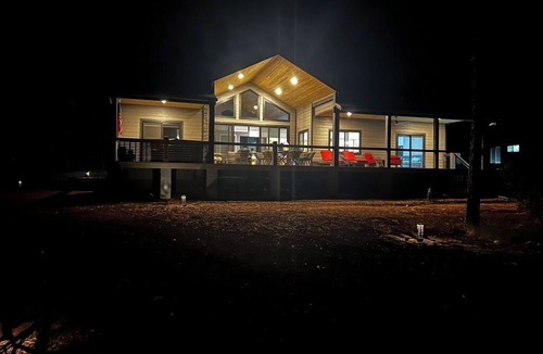Torreon Cabin | New Modern Cabin with hot tub, pool table and games room in Torreon Lakes