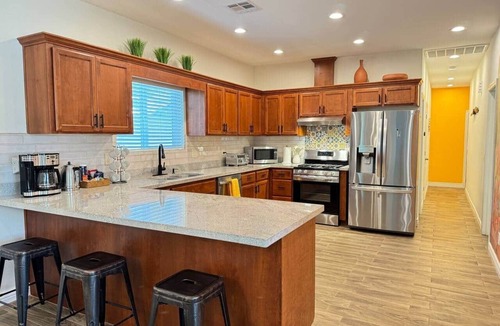 Tolleson House | New! Near Ballparks, Stadium, Raceway, 4 TVs, Fast WiFI