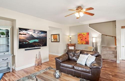 Ponderosa Trails House | NEW Putting Green Blue Sky Getaway