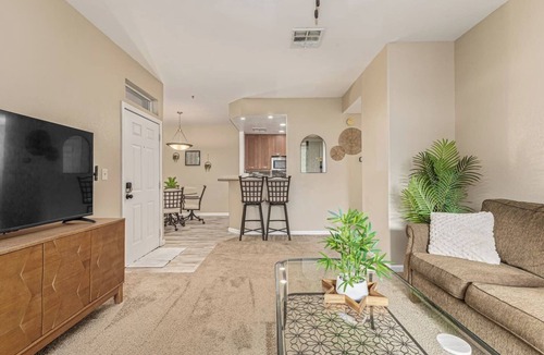 Central Scottsdale Condo | NEW Serene Poolside Condo Centrally located in Scottsdale with Resort Amenities