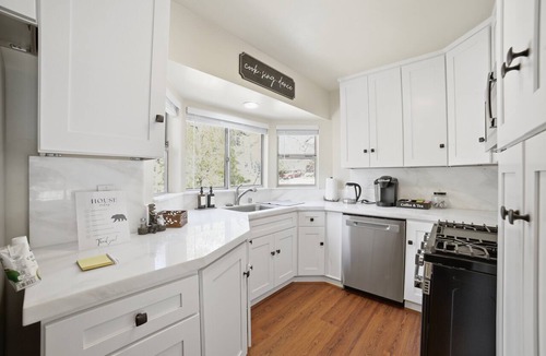 Running Springs House | NEW! The Bear Cabin Running Springs 5BR Sleeps 9