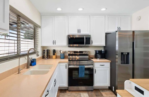 Glendale House | *NEW* Western Desert Pool Oasis! Fire Pit & Grill!