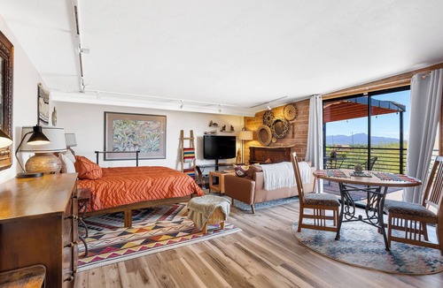Oracle Foothills Estates Apartment | Newly remodeled suite! Large private deck w/mountain and sweeping sunset views