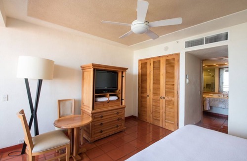 Marina Vallarta Hotel | Ocean Front Studio with Outdoor Pool