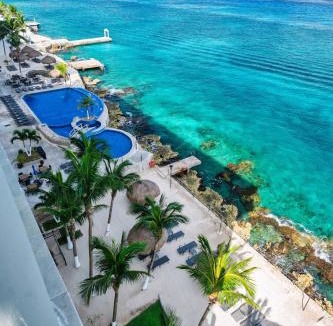 Colonia Centro Apartment | Oceanfront Luxury -4-King Suites Dive Pick Ups-Walk to Dining & Shops