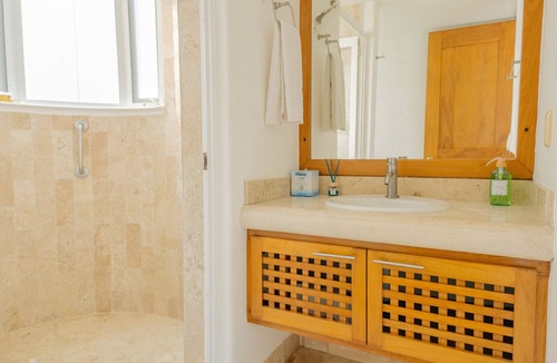P Chahue Apartment | Oceaview Apartment M202