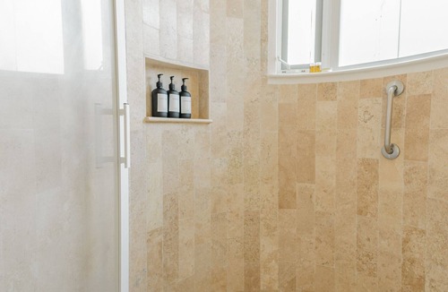 P Chahue Apartment | Oceaview Apartment M202
