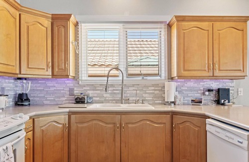 Mesquite House | Perfectly refined home w/large balcony, overlooking lake and palms.