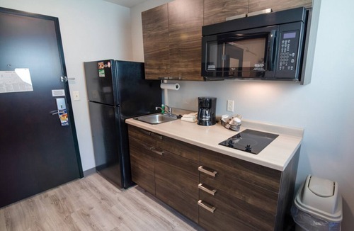 Sundance Hotel | Pet-Friendly 2-Queen Stay | Full Kitchen | 2.7 mi to Skyline Regional Park