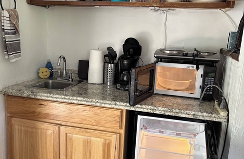Payson Cabin | Pet friendly Fun Family Cabin- 3 Beds, Fireplace, Horseshoes, Swing, Hottub