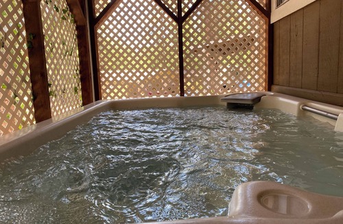 Payson Cabin | Pet friendly Fun Family Cabin- 3 Beds, Fireplace, Horseshoes, Swing, Hottub