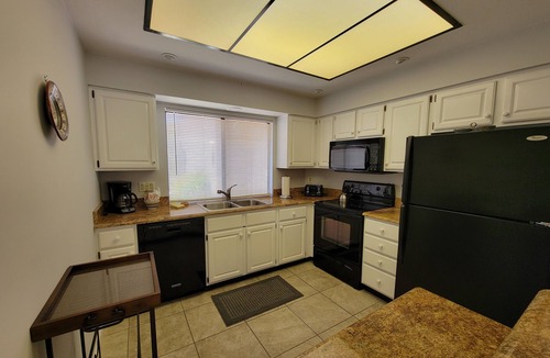 Casas Adobes House | Pet Friendly Omni Golf Course Views from Open floor plan with yard-garage
