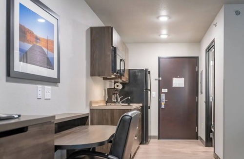 Sundance Hotel | Pet-Friendly Queen | Recliner + Full Kitchen | 2.2 mi to Sundance Park