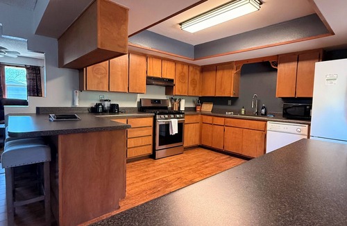 Williams House | Pet-Friendly Rustic Western Retreat –Walk to Route 66 & Grand Canyon Train Depot