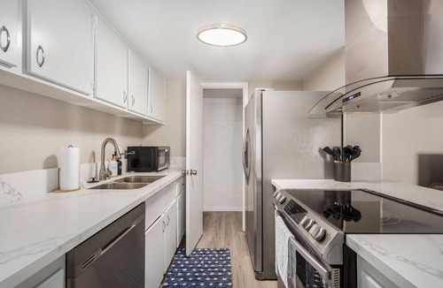 Glendale House | Pet Friendly Townhome with New Furnishings and Private enclosed Patio.