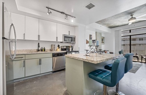 Evans Churchill Apartment | Phoenix Downtown Zen Loft