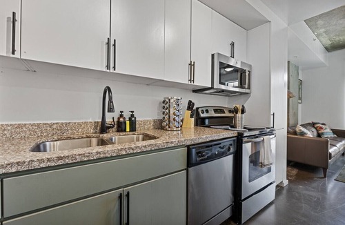 Evans Churchill Apartment | Phoenix Muralist`s Loft