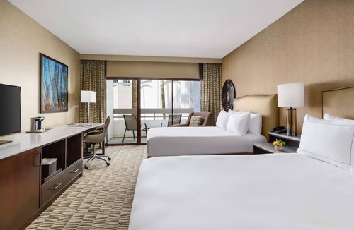Phoenix Hotel | Phoenix Retreat w/Free Shuttle, Heated Pool Access & Hiking Options