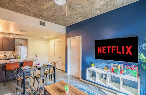 Evans Churchill Apartment | PHX Downtown Stay | Pool + Gym + Free Parking & W/D