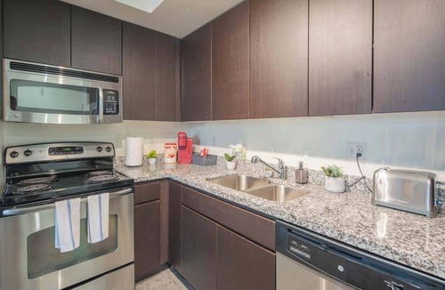 Evans Churchill Apartment | PHX Downtown Stay | Pool + Gym + Free Parking & W/D