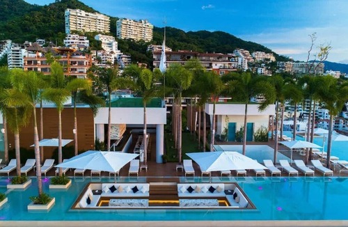 Romantic Zone Condo | PIER 57 - 510 2BR Condo w/Great Mountain View Property