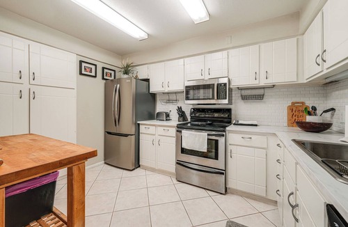 Villa Green Condo | Pool Access & Private Patio! Prime Arcadia Condo