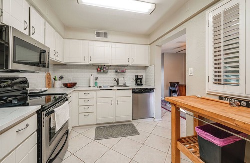 Villa Green Condo | Pool Access & Private Patio! Prime Arcadia Condo